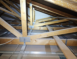 Zateplení stropu novostavby rodinného domu pomocí foukané izolace